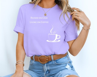 Aufgewachsen mit Chai, lebend mit Kaffee – T-Shirt, Geschenk für Chai-Liebhaber, Kaffeeliebhaber-Shirt, indisch-amerikanisches Shirt, Geschenk für Desi-Fans, minimalistisches T-Shirt
