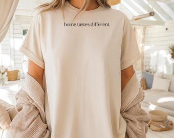 „Zuhause schmeckt anders“-Shirt, Geschenk für Einwanderer, T-Shirt zur kulturellen Identität, Geschenk bei Heimweh, minimalistisches Zitat-T-Shirt