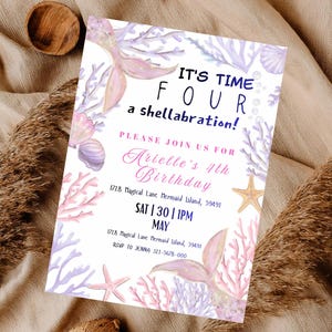 Invitación de cumpleaños de sirena para niña de 4 años, invitación editable en Canva, fiesta de sirenas en tonos pastel morados, descarga digital de Shellabration para cuarto cumpleaños.