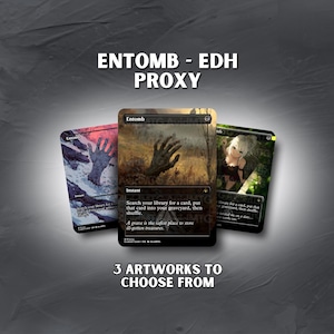 Pode incluir: São exibidas três cartas Entomb EDH Proxy com diferentes obras de arte. As cartas apresentam várias ilustrações, incluindo uma mão estendida, uma figura com cabelo branco e uma mão emergindo de um fundo rosa e azul. O texto "ENTOMB - EDH PROXY" e "3 ARTWORKS TO CHOOSE FROM" também são visíveis.