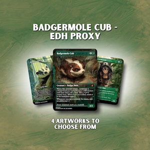 Peut inclure: Trois cartes à collectionner avec des illustrations de blaireaux. Les cartes sont intitulées "Badgermole Cub" et ont des bordures vertes et noires. Le texte en bas indique "4 ARTWORKS TO CHOOSE FROM". Le fond est un dégradé vert.