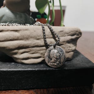 Collar con moneda de plata griega hecha a mano, colgante vintage de Apolo, collar minimalista de la suerte.