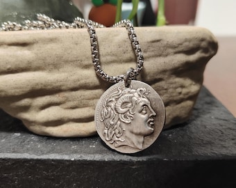 Collar con colgante de moneda de plata griega hecho a mano, colgante vintage de Alejandro, collar minimalista de Atenea de la suerte.