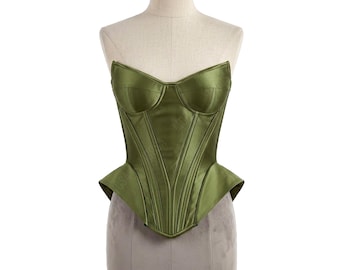 Elegante top tipo corsé de satén con estructura tipo bustier, ideal para novias, graduaciones y fiestas. Conjunto perfecto para festivales.