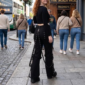 Spodnie MEESA Dark Cargo Pant z charakterystycznymi paskami, odważne spodnie cargo z wieloma paskami – kolekcja odzieży ulicznej