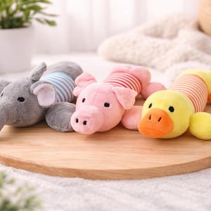 Peut inclure: Une tasse en céramique blanche avec une anse noire et le texte "But First, Coffee" dans un style manuscrit. La tasse est posée sur une surface blanche. La tasse mesure environ 10 cm de haut.