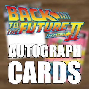 Puede incluir: La imagen presenta el logotipo de "Back to the Future Part II" en amarillo, rojo y azul. Debajo del logotipo, las palabras "AUTOGRAPH CARDS" se muestran en letras blancas en negrita. Una tarjeta rosa es visible en el fondo.