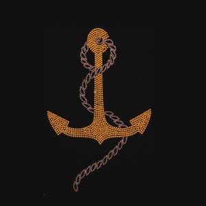 Può includere: Un design grafico di un'ancora nautica realizzata con strass color oro su uno sfondo nero a tinta unita. Una corda, anch'essa formata da piccoli strass color argento, è avvolta attorno all'asta centrale dell'ancora.