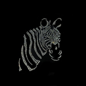 Könnte beinhalten: Ein Zebrakopf-Design, das aus klaren, reflektierenden Strasssteinen auf einem einfarbigen schwarzen Hintergrund besteht. Das Muster des Zebras wird vollständig durch die Anordnung einzelner runder Kristalle gebildet, die die Streifen betonen.
