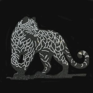 Könnte beinhalten: Ein Strass-Transfer-Aufnäher mit der stilisierten Silhouette eines Leoparden oder Panthers. Das Design besteht aus kleinen, reflektierenden silberfarbenen Kristallen auf schwarzem Grund, die ein komplexes, wirbelndes Muster bilden.