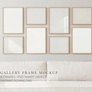 Könnte beinhalten: Ein Galerie-Wand-Mockup mit acht hellen Holzrahmen, die in einem Rastermuster über einem weißen Sofa angeordnet sind. Das Bild enthält den Text: GALLERY FRAME MOCKUP, 8 FRAMES, PSD SMART OBJECT, INSTANT DOWNLOAD. Die Rahmen haben weiße Einlagen.