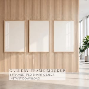 Può includere: Tre cornici rettangolari verticali con bordi in legno chiaro montate su una parete con listelli di legno verticali. Il testo GALLERY FRAME MOCKUP 3 FRAMES PSD SMART OBJECT INSTANT DOWNLOAD è sovrapposto nella parte inferiore dell'immagine.