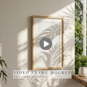 Może przedstawiać: Rustykalny drewniany szyld z napisem "Welcome to our home" w białych literach. Szyld ma postarzaną powierzchnię i prosty, zapraszający design, idealny na ganek lub do przedpokoju.