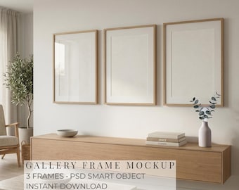 3er Set Light Oak Rahmen Mockup Wohnzimmer, Dreifach vertikaler Rahmen Szene, Verhältnis 2:3 PSD Mockup, Galerie Wand Mockup, Instant Download