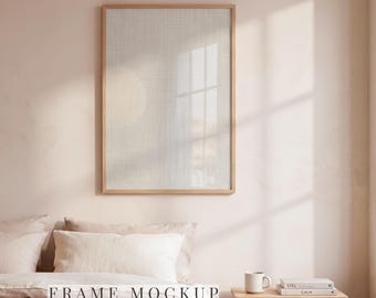 Vertikaler Holzrahmen Mockup, minimalistisches skandinavisches Schlafzimmer Interieur, sanfte Beige- und Pfirsichtöne, Wandkunst Mockup im Verhältnis 2: 3