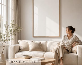 Wohnzimmer Rahmen Mockup mit Frau, Skandinavisches Vertikales Poster Mockup, PSD JPG im Verhältnis 2: 3, Neutrales Wandkunst Mockup