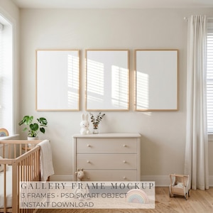 Könnte beinhalten: Drei vertikale rechteckige Bilderrahmen mit hellen Holzrahmen an einer beigen Wand über einer passenden Kommode. Die Rahmen sind leer mit weißem Hintergrund. Der Text GALLERY FRAME MOCKUP 3 FRAMES PSD SMART OBJECT INSTANT DOWNLOAD ist sichtbar.