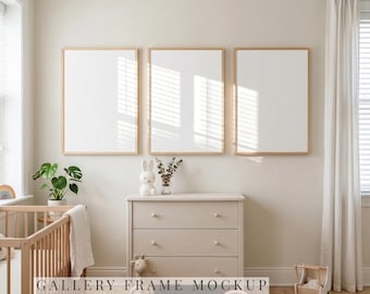Galerie Rahmen Mockup Set, Kinderzimmer Wand Mockup, 3 Bilderrahmen Mockup, Skandinavisches Babyzimmer, PSD Smart Objekt, 2:3 Poster Mockup