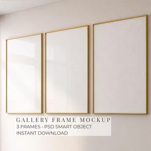 Puede incluir: Tres marcos rectangulares verticales con bordes dorados finos montados en una pared lisa. Los marcos están vacíos con interiores blancos. El texto superpuesto dice: GALLERY FRAME MOCKUP, 3 FRAMES, PSD SMART OBJECT, INSTANT DOWNLOAD.