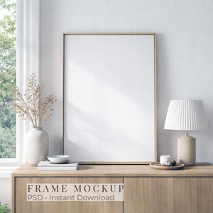 Maqueta de marco de madera vertical sobre aparador, maqueta de póster PSD con relación de aspecto A1 A2 A3 A4 DIN A, marco de roble fino sobre cómoda, arte de interiores escandinavo