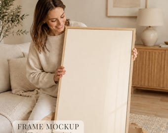 Rahmen Mockup mit Frau, 2: 3 Vertikales Poster Mockup PSD JPG, Skandinavischer Lebensstil Wall Art Mockup, leerer Eichenrahmen