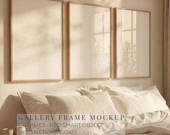 Schlafzimmer Rahmen Mockup, 3 Bilderrahmen über dem Bett Mockup, Warmes Licht Wand Mockup, Skandinavisches Schlafzimmer Mockup, DIN A PSD Smart Objekt