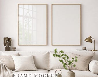 2er Set Holzrahmen Mockups über Sofa, Vertikal A1 A2 A3 A4 DIN A Ratio Poster Mockup PSD, Minimalistische Galeriewand Mockup, Eichenrahmen Bundle