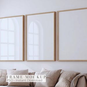 Conjunto de 3 maquetas de pared de galería, paquete de maquetas de marcos de madera, maqueta de póster con proporción DIN A en formato PSD, marcos triples verticales sobre sofá, exhibición de conjuntos de arte
