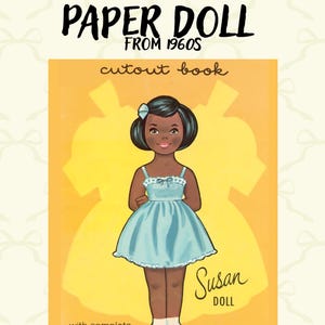 Könnte beinhalten: Ein Papierpuppen-Ausschneidebuch aus den 1960er Jahren mit einer Illustration einer Puppe namens Susan. Das Cover zeigt eine dunkelhäutige Puppe mit schwarzen Haaren und einer blauen Schleife, die ein hellblaues Kleid und passende Schuhe trägt.