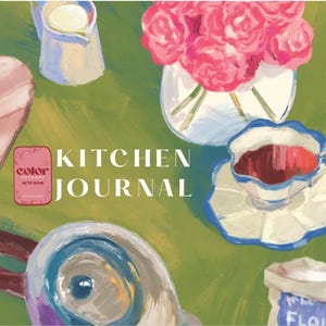 Op de afbeelding: Een illustratie met keukenthema's. Een roze ovenwant, een kleine kan, een vaas met roze rozen, een kop en schotel en een pot met een hartontwerp zijn zichtbaar. De tekst "KITCHEN JOURNAL" is ook aanwezig.