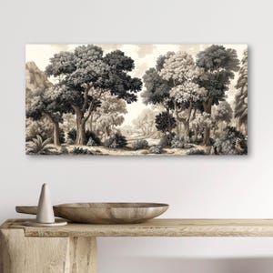 Op de afbeelding: Een rechthoekige wandkunstprint met een monochrome landschapsillustratie van een dicht bos met hoge, bladerrijke bomen, gestructureerd gebladerte en een kronkelend pad dat in de verte leidt, uitgevoerd in tinten zwart, wit en crème.
