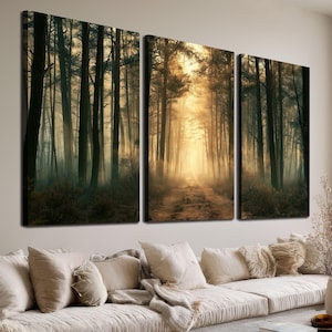 Könnte beinhalten: Ein dreiteiliges Wandbild-Set, das eine Waldszene mit hohen, dunklen Baumstämmen und einem Feldweg zeigt, der in eine helle, goldene, sonnendurchflutete Lichtung führt. Das Bild zeigt eine neblige Atmosphäre mit warmem Licht.