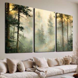 Puede incluir: Un conjunto de arte mural en tríptico que muestra un paisaje forestal con pinos altos en tonos verdes y marrones. La escena está llena de una niebla suave y luz dorada que se filtra a través de las ramas, creando una vista atmosférica y profunda.