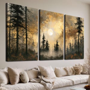 Könnte beinhalten: Ein dreiteiliges Wandbild-Set, das eine Waldlandschaft mit hohen, dunklen Kiefern zeigt, die sich vor einem goldenen, dunstigen Himmel abheben. Ein heller, runder Mond ist im mittleren Teil zu sehen, umgeben von warmen, bernsteinfarbenen Wolken.