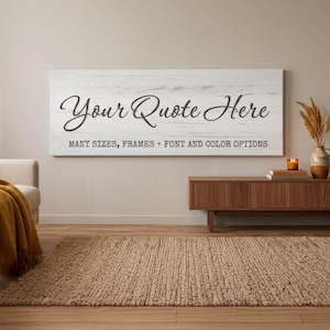 Może przedstawiać: Prostokątny drewniany znak z napisem "Your Quote Here" w eleganckim czarnym skrypcie. Znak jest zamontowany na jasnym, teksturowanym tle. Poniżej znajduje się napis "MANY SIZES, FRAMES + FONT AND COLOR OPTIONS".
