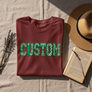 名前入り花柄パッチワークTシャツ、お母さんとおばあちゃんへのパーソナライズされたデイジーギンガム刺繍Tシャツ、ユニークな母の日ギフト