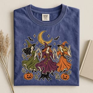 Maglietta vintage di Halloween dai colori confortevoli, maglietta con grafica di una congrega di streghe danzanti, top retrò per la stagione spettrale, grazioso regalo autunnale da strega per lei