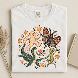 Maglietta Bigfoot Mothman Alien Vintage Comfort Colors, maglietta grafica Dancing Cryptids, t-shirt oversize lavata Weirdcore, regalo di Halloween