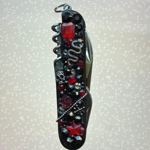 OG Strass Teppichmesser – “HEX” | Schwarz Rot Bling Multi-Tool | Gothic/Alt Taschenmesser