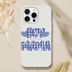 Könnte beinhalten: Weißes Handycase mit blauem Vichy-Muster und der Aufschrift "BOY MAMA". Das Wort "BOY" steht über zwei blauen Herzen, darunter die Namen "Christopher & Johanna". Darunter steht das Wort "MAMA".