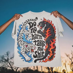 Do No Harm Take No Shitシャツ、ヴィンテージタイガーグラフィックTシャツ、トラディショナルタトゥーTシャツ、エッジィな引用トップ、レトロパンサー陰陽アパレル