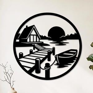 Arte de parede para casa no lago em SVG e DXF | Arquivo para corte a laser com cena de cabana no lago | Arte de parede para píer ao pôr do sol em SVG | Pôr do sol no lago em SVG com barco e píer em SVG | Pôr do sol no lago em SVG