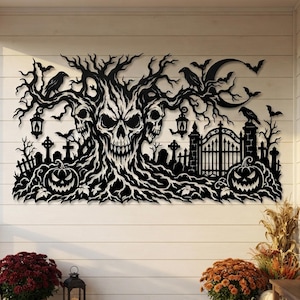 Puede incluir: Una pieza de arte mural de metal negro que presenta una escena de cementerio detallada con un árbol central en forma de calavera, dos calabazas de Halloween, linternas colgantes, una puerta de hierro forjado, lápidas, murciélagos y una luna creciente.