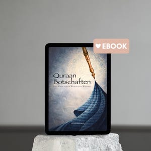 Pode incluir: Um tablet digital exibindo a capa do ebook "Quraan Botschaften" em alemão. A capa apresenta uma caneta e tecido azul. O tablet está sobre um pedestal branco texturizado, com um adesivo "EBOOK" no canto superior direito.