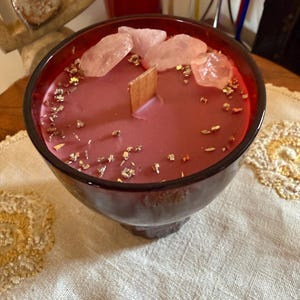 Świeca sojowa o zapachu krwi smoka i migdałów, odlewana ręcznie, w zabytkowym szklanym kubku Anchor Hocking Red Ruby, wielokrotnego użytku