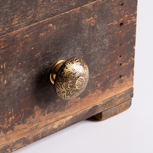 Antiker Messingblumen gravierter Schrankknopf, Vintage Schubladenbeschläge