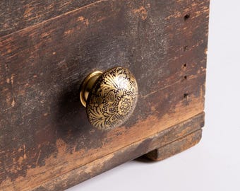 Pomo de gabinete de latón antiguo con grabado floral, herraje vintage para cajón