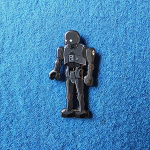Pin esmaltado de minifigura K-2SO de 1,9 pulgadas