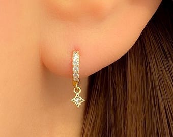小さな星型フープピアス - ジルコニア製 - 18金メッキ