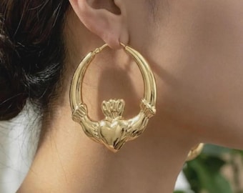 Pendientes de aro Claddagh de oro: simbolismo del amor, la lealtad y la amistad irlandesa.